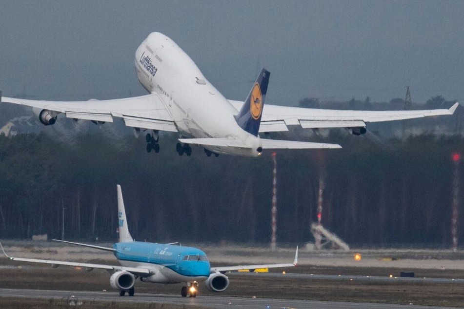 Ein Flugzeug der Lufthansa startet am Frankfurter Flughafen. (Archivbild)