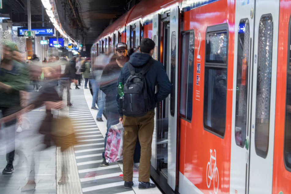 Der S-Bahn-Verkehr wurde am Morgen komplett eingestellt. (Symbolbild)
