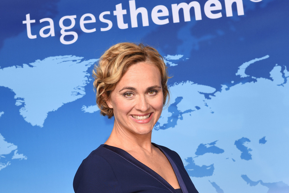 Die ARD Tagesthemen-Moderatorin Caren Miosga (52) lächelt in Hamburg bei einem Fototermin.