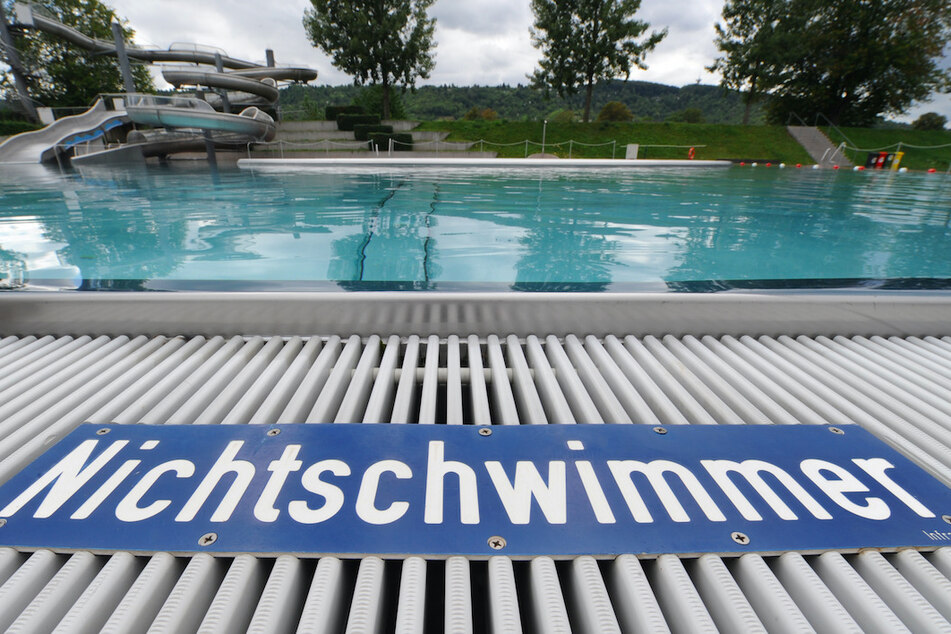 In einem niederbayerischen Schwimmbad zeigte sich eine Gruppe junger Männer äußerst uneinsichtig. (Symbolbild)