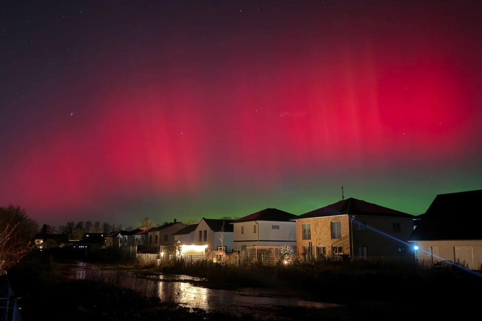 Über Neuenhagen bei Berlin erstrahlte der Himmel zunächst in violett ...