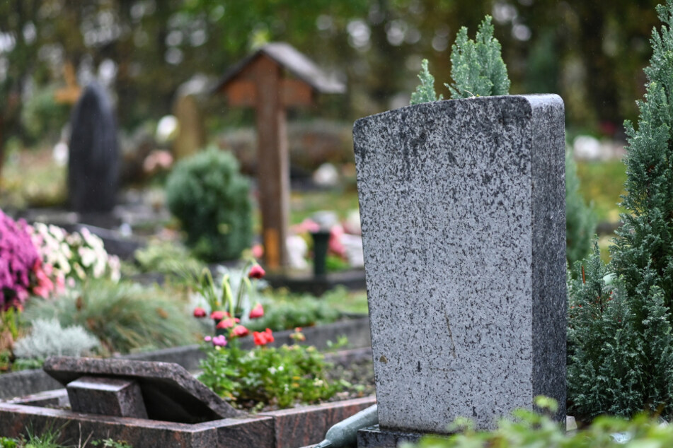 Der Container steht auf dem Friedhof der Stadt (Symbolfoto).