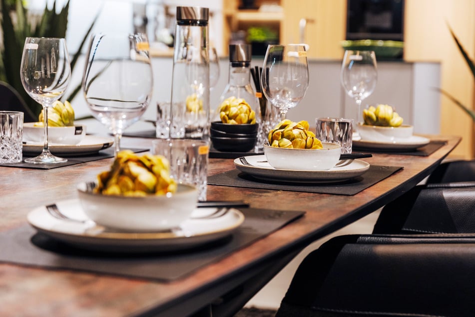 Esstische und Stühle gibt's hier für kurze Zeit zum Aktionspreis