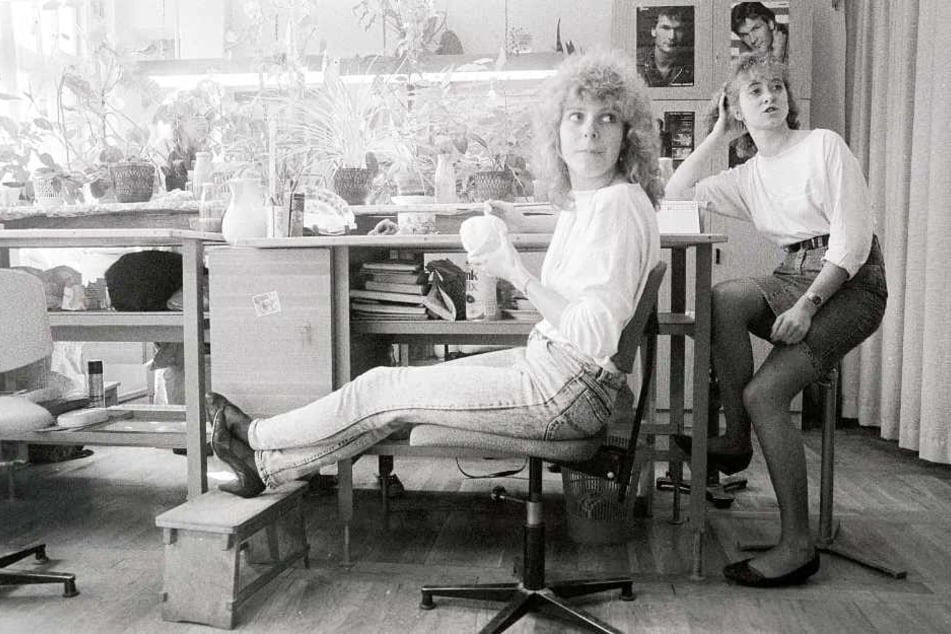 Zwei Mitarbeiterinnen der Meissener Porzellanmanufaktur.