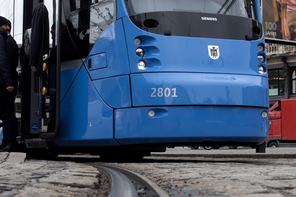 Betrunkene Tramfahrerin kracht mit Maserati zusammen