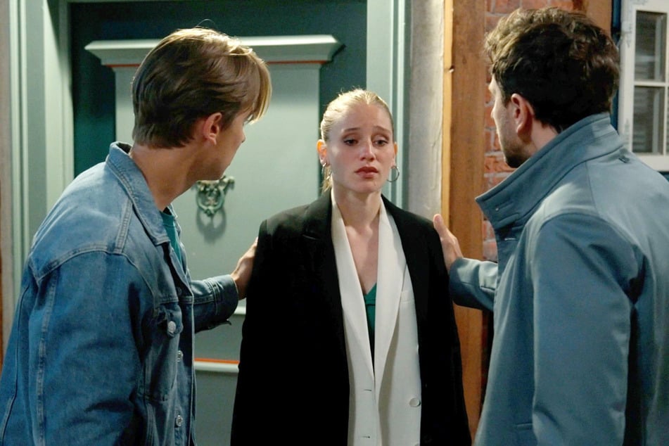 Arthur wird an seinem letzten Abend im Carlas von einem Abschiedskomitee überrascht und ist gerührt. Als er jedoch hört, dass Victoria (Caroline Schreiber, 63) Bella (Alessia Mazzola, 25, Foto) rausgeschmissen hat, sucht er mit Till die Stadt nach ihr ab.