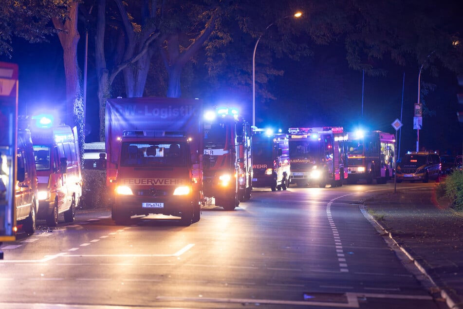 Die Feuerwehr war mit zahlreichen Fahrzeugen und etlichen Kräften im Einsatz.