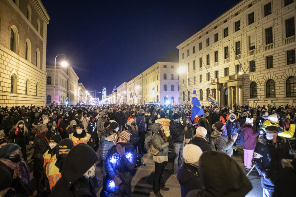 Hunderte Versammlungsteilnehmer stehen während einer Demonstration der Querdenken-Bewegung vor dem Bayerischen Verfassungsgerichtshof.