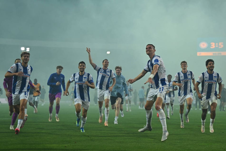 Nach dem Schlusspfiff ging bei Hertha BSC die große Feier los - der spektakuläre Sieg ist das perfekte Geburtstagsgeschenk für Trainer Stefan Leitl, der am Samstag 49 Jahre alt wird.