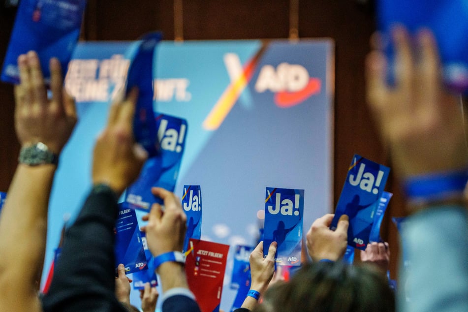 Die Teilnehmer der Gründungsveranstaltung stimmen über einen Tagesordnungspunkt ab.