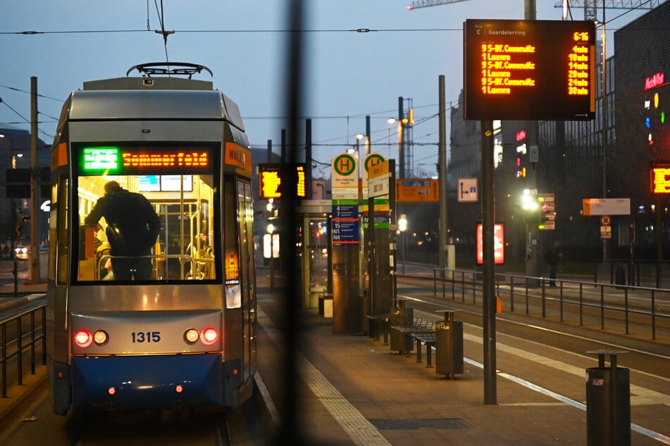 Fußgänger an Leipziger Haltestelle von Tram angefahren