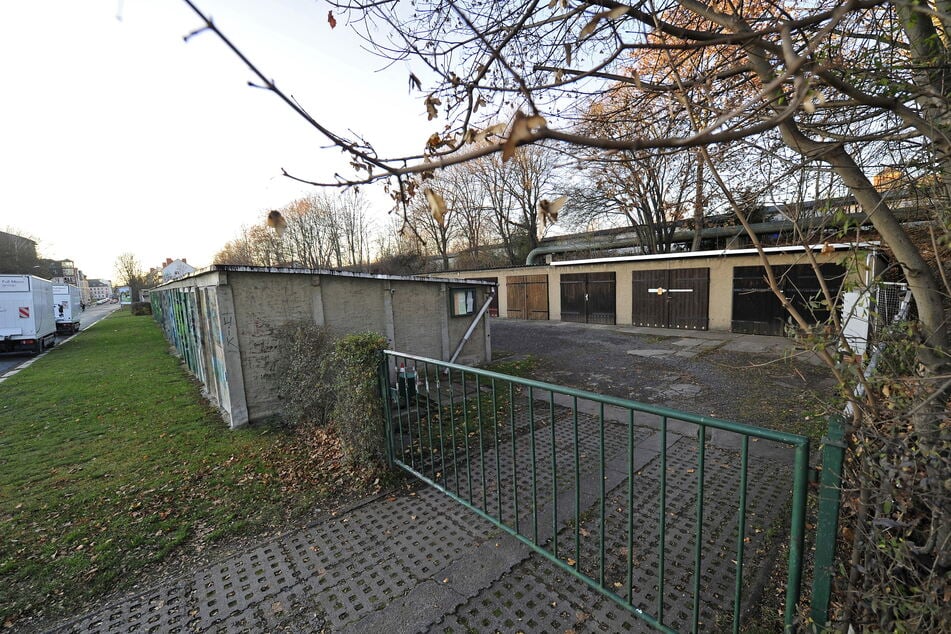 Diese alten Garagen bleiben vorerst erhalten. Der Garagengemeinschaft Charlottenstraße w.V. hat weiter einen Nutzungsvertrag der Teilfläche mit der Stadt Chemnitz unterhalb der Heiztrasse. (Archivbild)