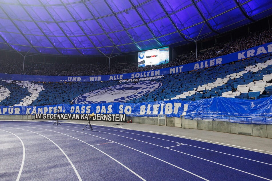 Beim Fußballspiel Hertha BSC gegen den FC Schalke 04 in der 2. Bundesliga soll ein Polizist an Krawallen beteiligt gewesen sein.