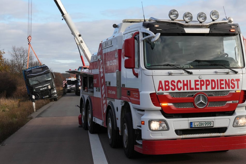 Mit einem Kran wurde der Lastwagen schließlich wieder auf die Straße gezogen.
