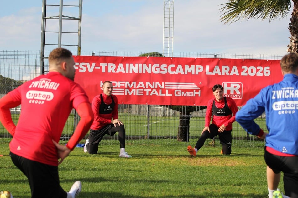 Dass sich Sandro Sengersdorf (26, l.) und Veron Dobruna (25) bei mediterranem Wetter dehnen können, statt im Winter zu bibbern, ist vor allem auch den FSV-Sponsoren zu verdanken.