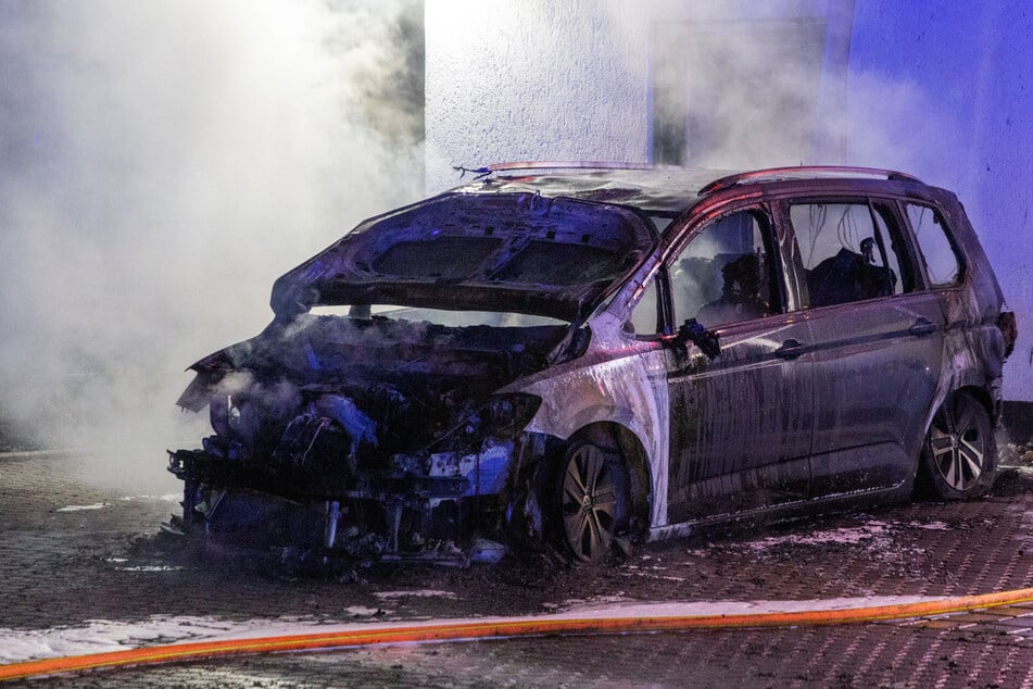 Beide Fahrzeuge brannten komplett aus. Der insgesamt entstandene Schaden wird auf mindestens 90.000 Euro geschätzt.