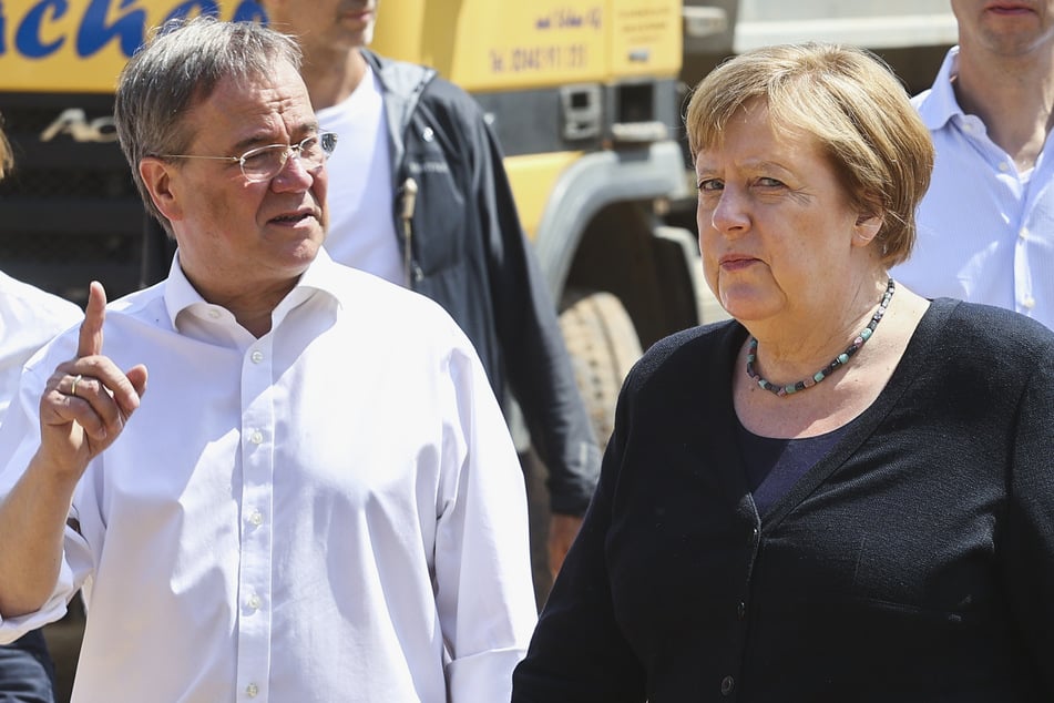 Bundeskanzlerin Angela Merkel (67,CDU) und NRW-Ministerpräsident Armin Laschet (60, CDU) informieren sich im Stadtteil Iversheim über die Lage nach der Flutkatastrophe.