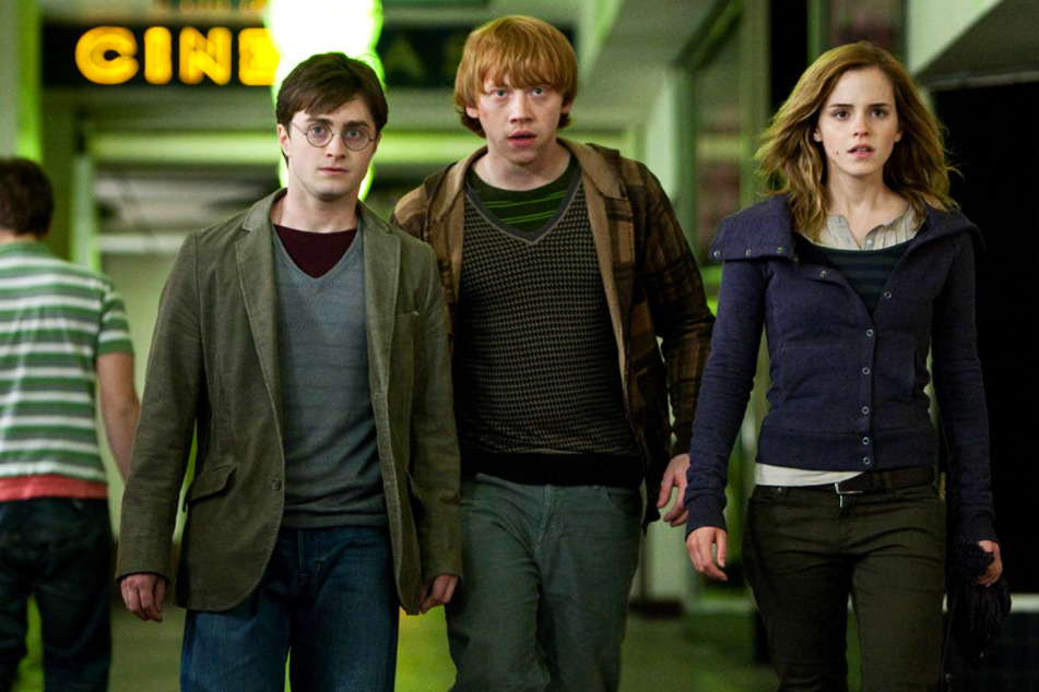 Harry Potter (Daniel Radcliffe, l.) had many fantastic adventures with Ron Weasley (Rupert Grint, m.) and Hermione Granger (Emma Watson).