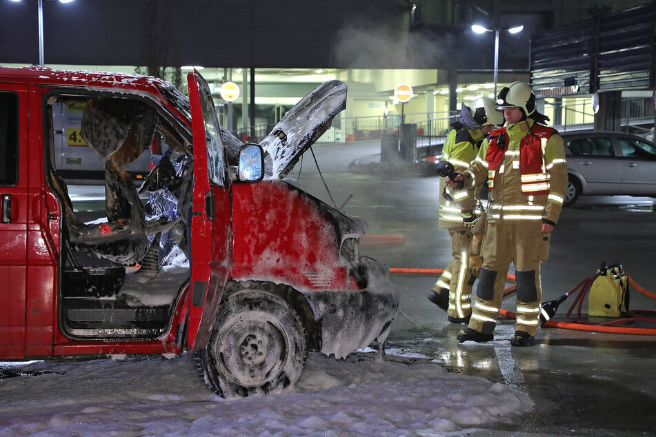 Dresden: Feuerwehr-Einsatz im ElbePark: Brennender Kleinbus auf Ikea-Parkdeck!
