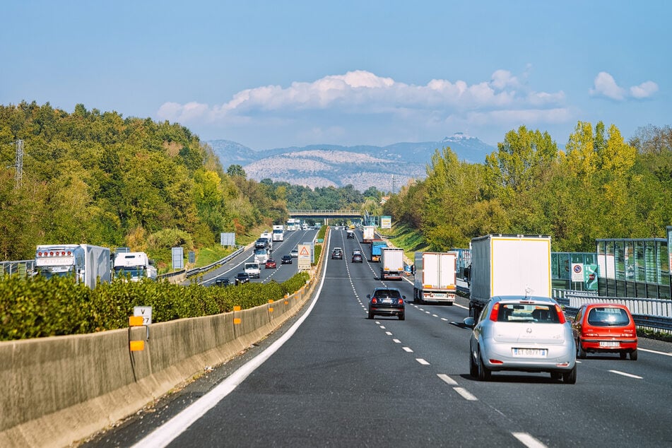 Musterschülerin (16) bekommt miese Note, Mutter rastet aus und setzt sie auf Autobahn aus