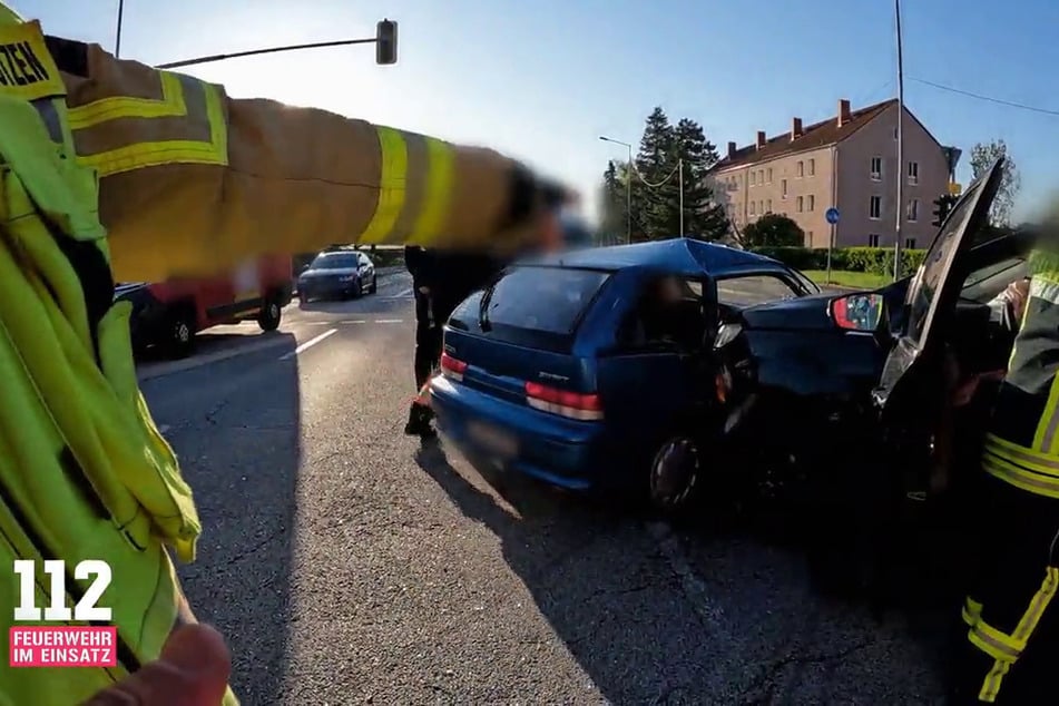 Im blauen Auto ist noch eine Frau eingeklemmt.