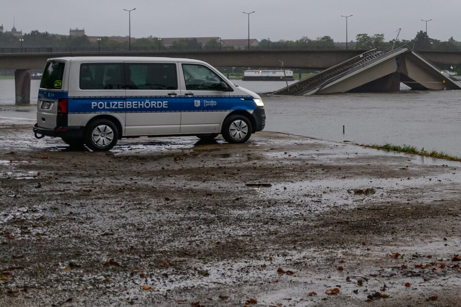 Das Ordnungsamt überwacht weiterhin die Einsturzstelle.