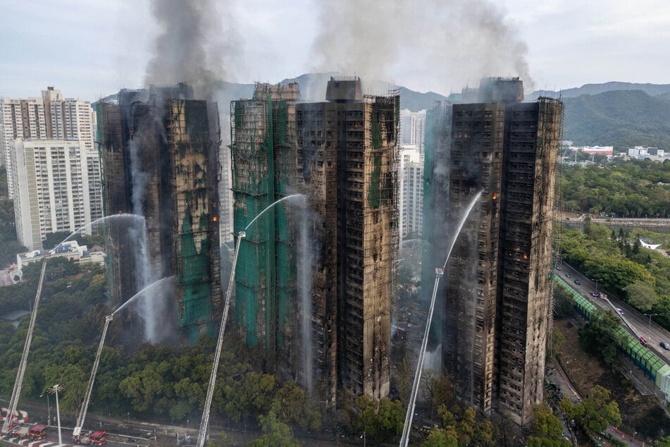 Die Löscharbeiten gestalten sich als äußerst komplex. In der Anlage befinden sich fast 2000 Wohnungen.