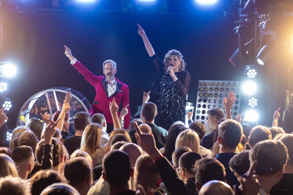 Am 18. Oktober bringt Entertainerin Cassy Carrington mit Assistent Ecki ihre kultige Bingo-Show nach Duisburg.