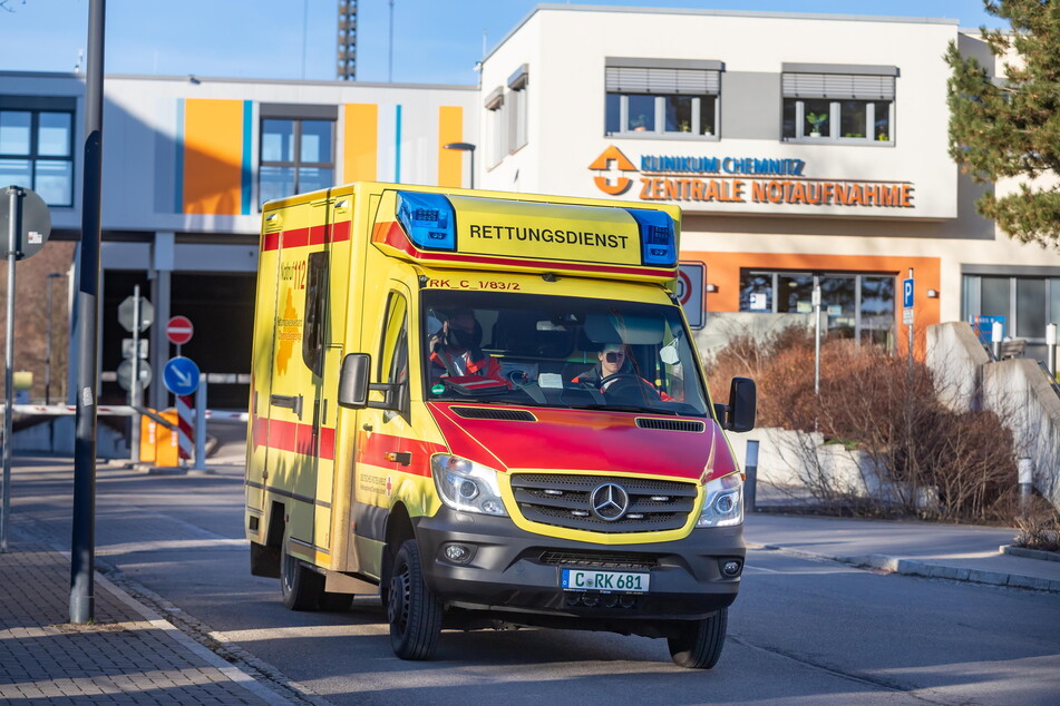 Ein Rettungswagen fährt am Klinikum Chemnitz vor. Wenn über die Feiertage viele Arztpraxen geschlossen haben, wird wieder ein Ansturm auf die Notaufnahmen erwartet.