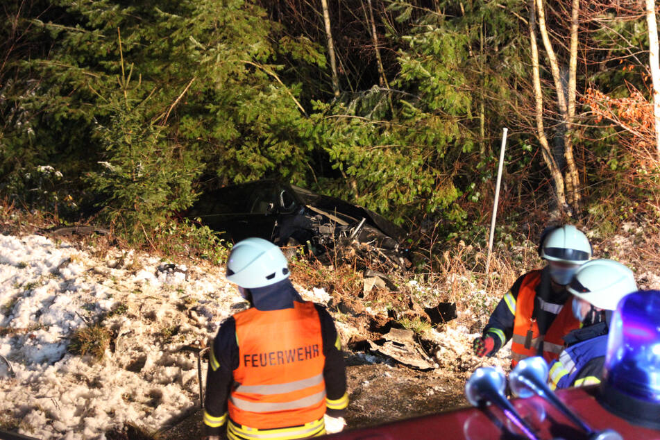 Ins Schlingern geraten und überschlagen: Fordfahrer und Hund bei Unfall auf A38 verletzt
