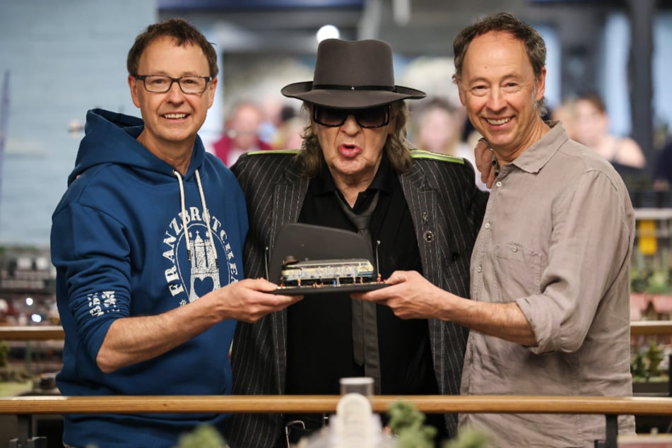 Udo Lindenberg (79, M.) bei der Inbetriebnahme seines "Panik-Express" mit den Miniatur-Wunderland-Gründern Gerrit (r.) und Frederik Braun.