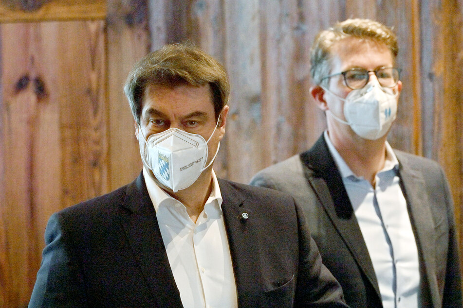 Markus Söder (54, l), CSU-Parteivorsitzender und bayerischer Ministerpräsident, und Markus Blume (46), CSU-Generasekretär, gehen vor Beginn der Videokonferenz des CSU-Vorstands zu einem Statement.
