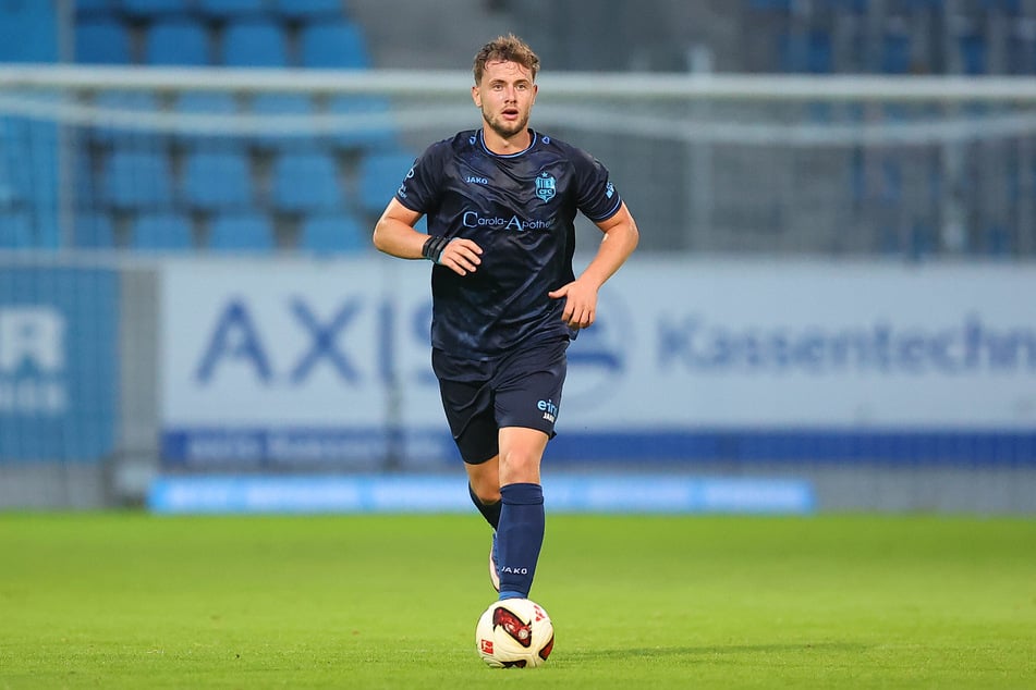Justin Gröger (24) ist für das Spiel gesperrt, gibt aber Autogramme.