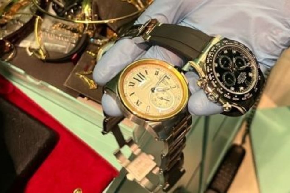 Auch Luxusuhren wurden von den Beamten sichergestellt.