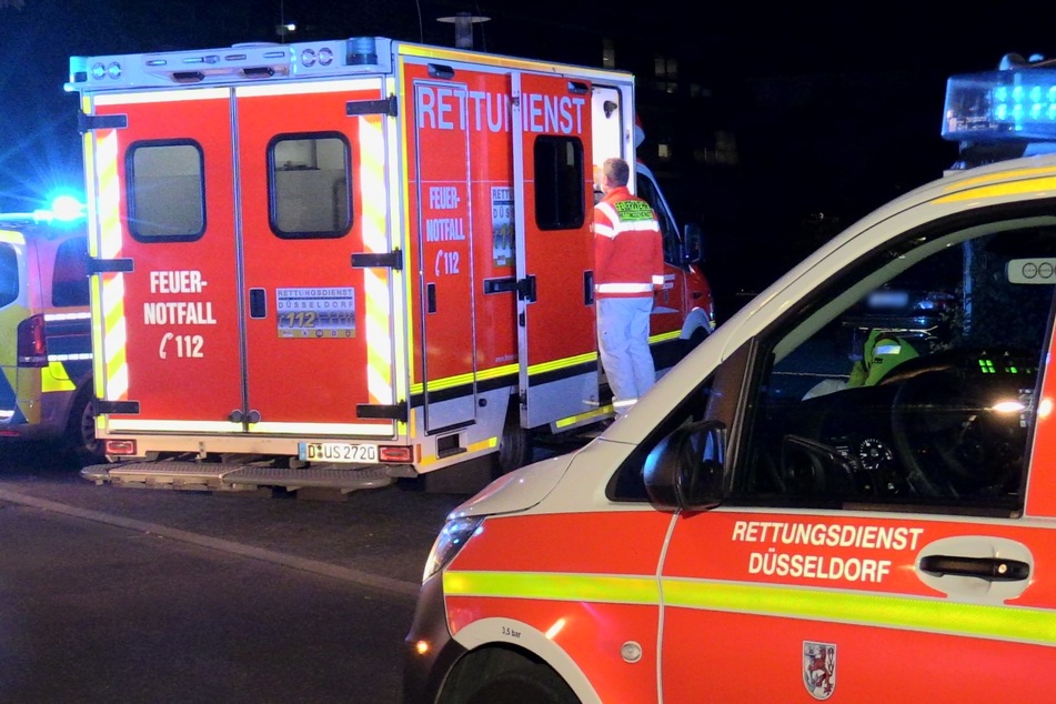 Die verletzte Person wurde reanimiert und unter notärztlicher Begleitung in ein Krankenhaus gebracht.