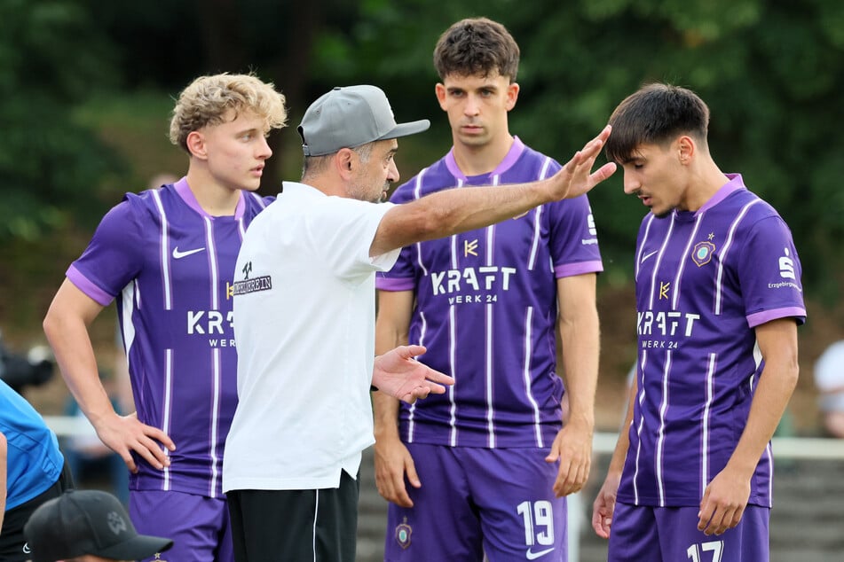 FCE-Trainer Khvicha Shubitidze (2.v.l.) will zumindest die nächsten beiden Spiele mit dem aktuellen Kader angehen. Nach Verstärkungen sieht man sich aber um.