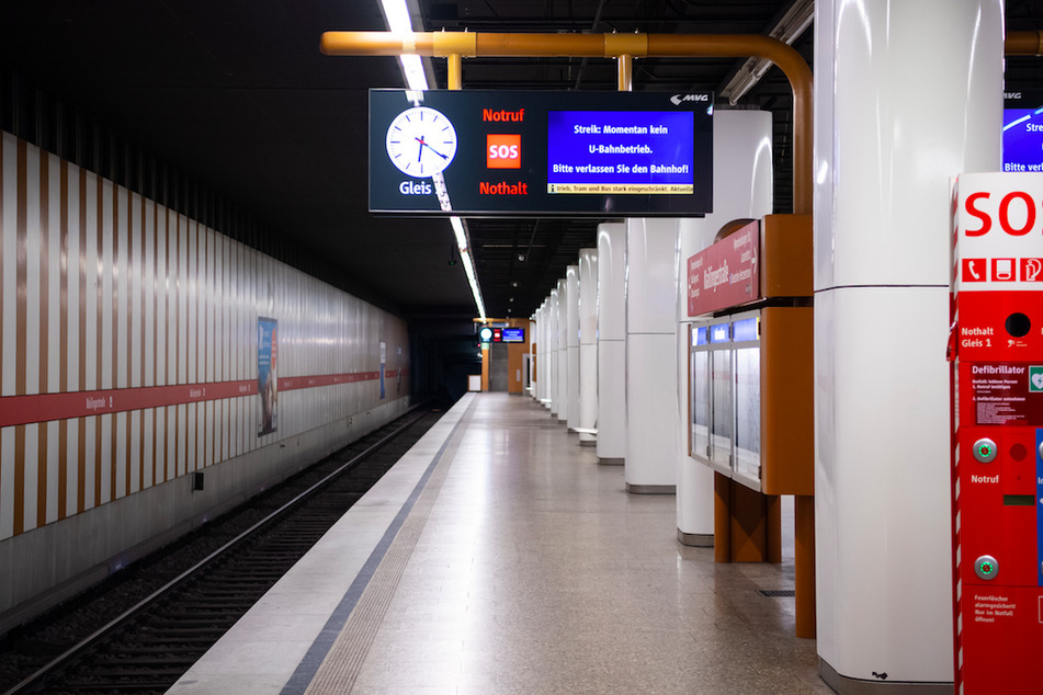 Ein Display am U-Bahnhof Maillingerstraße weist mit der Aufschrift "Streik: Momentan kein U-Bahnbetrieb - Bitte verlassen Sie den Bahnhof" auf den Warnstreik im öffentlichen Dienst hin.
