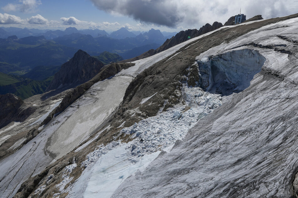 In den Dolomiten ist im Sommer ein Teil des Marmolatagletschers abgebrochen, wie in diesem Bild zusehen ist.