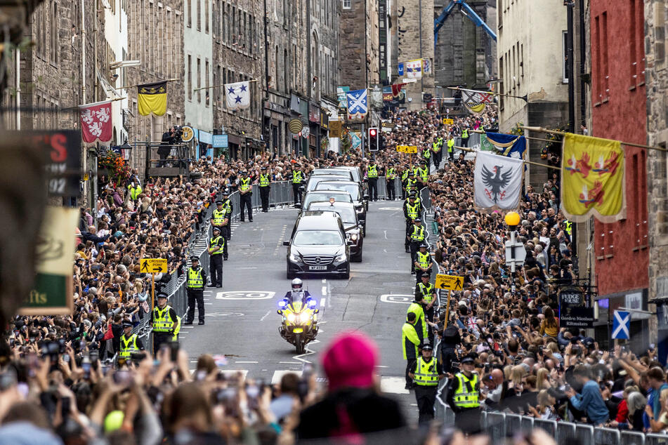 Tausende versammelten sich am Montagmorgen in Edinburgh, um sich von der Queen zu verabschieden.