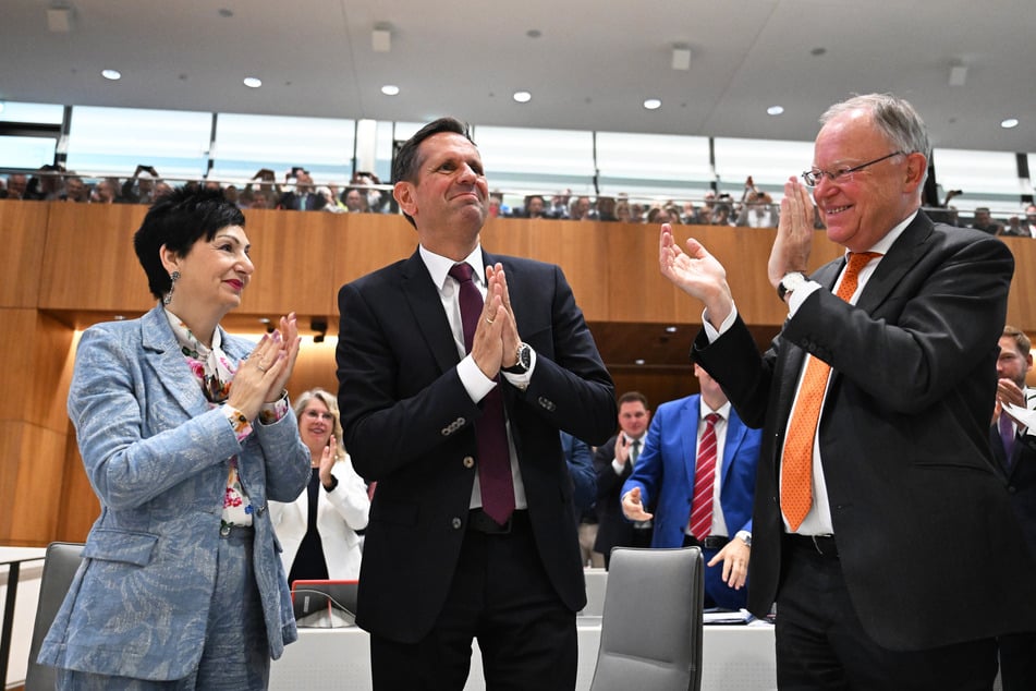 Olaf Lies (58, SPD, M.) ist neuer Ministerpräsident von Niedersachsen. Rechts sein Amtsvorgänger Stephan Weil (66, SPD).