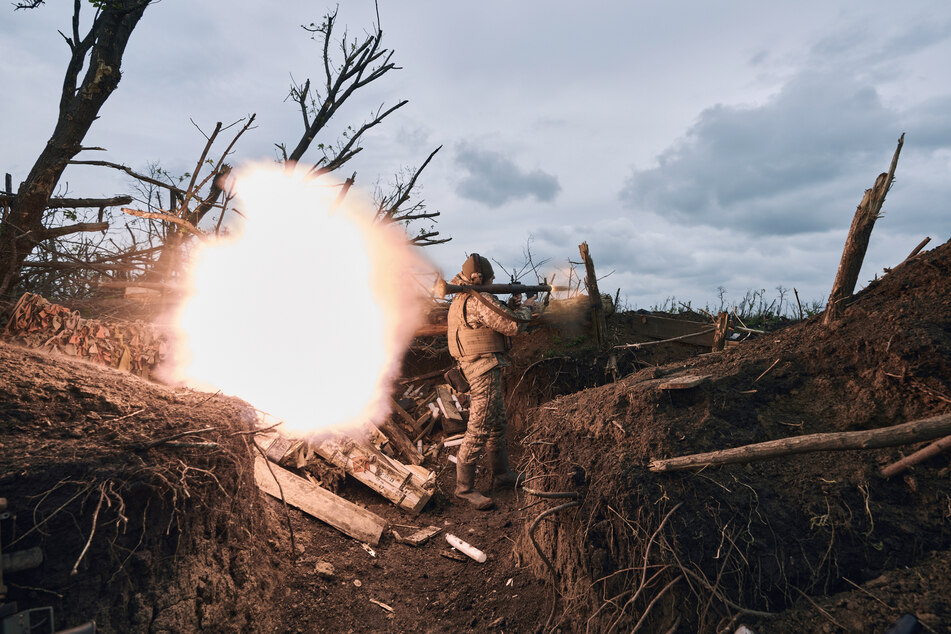 Ein ukrainischer Soldat feuert eine Panzerfaust auf russische Stellungen an der Frontlinie in der Nähe von Awdijiwka in der Region Donezk ab. (Archivbild)