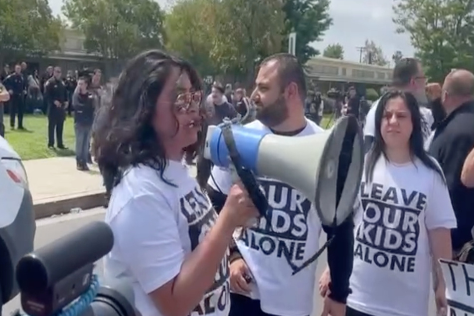 "Lasst unsere Kinder in Ruhe" steht auf den weißen T-Shirts der Wut-Eltern.