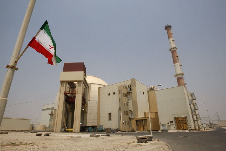 Iran: Eine iranische Flagge flattert vor dem Reaktorgebäude des Kernkraftwerks Buscher. (Archivfoto)