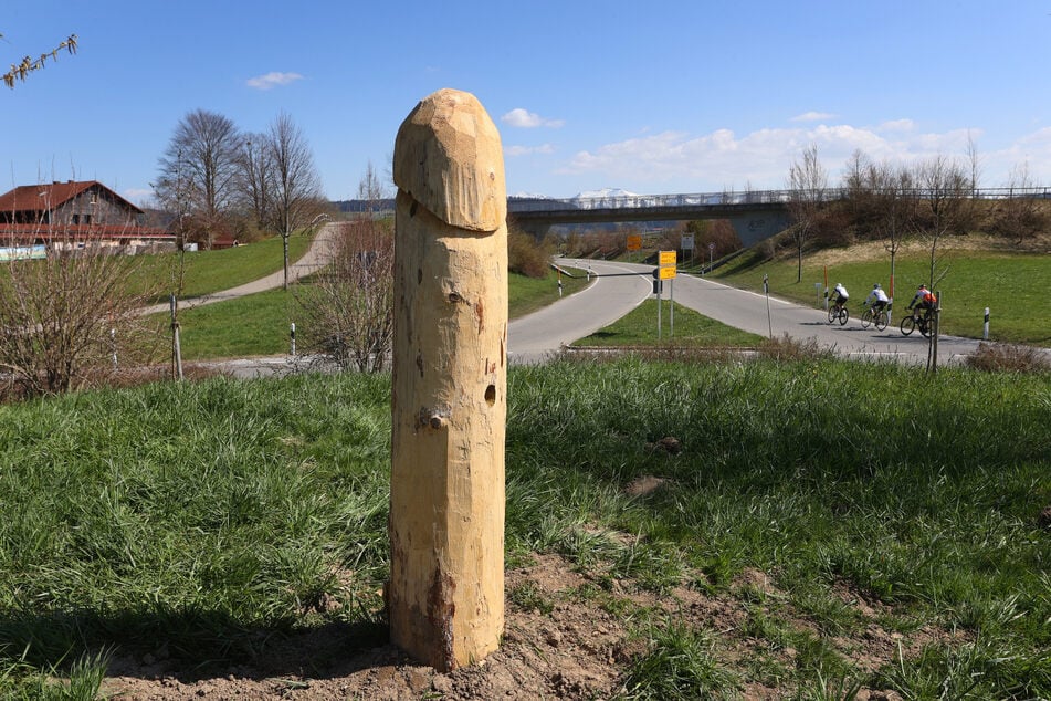 Holz-Skulpturen, wie diese in Heimenkirch, tauchen immer wieder in Bayern auf.