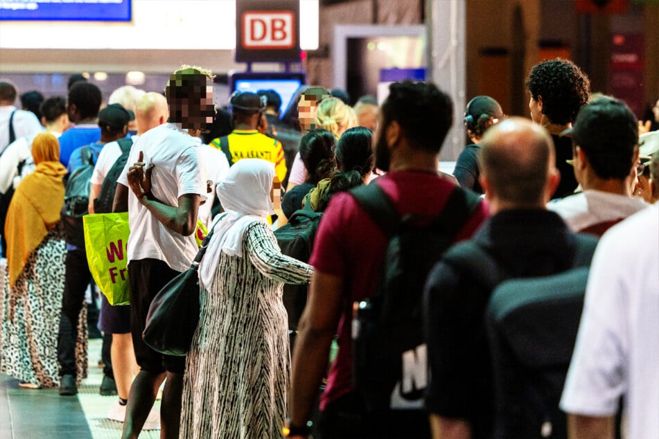 Infolge einer bundesweiten Störung bei der Deutschen Bahn saßen hunderte Reisende am Frankfurter Hauptbahnhof fest.