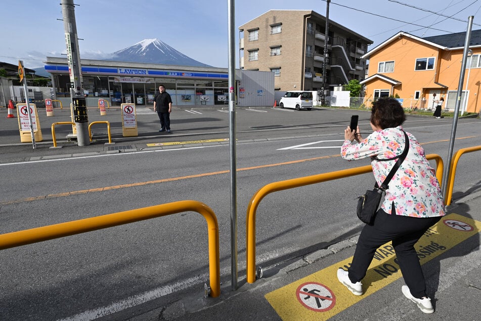 Eine Straße der japanischen Kleinstadt entwickelte sich aufgrund der Lage vor dem Mount Fuji zum beliebten Foto-Spot.