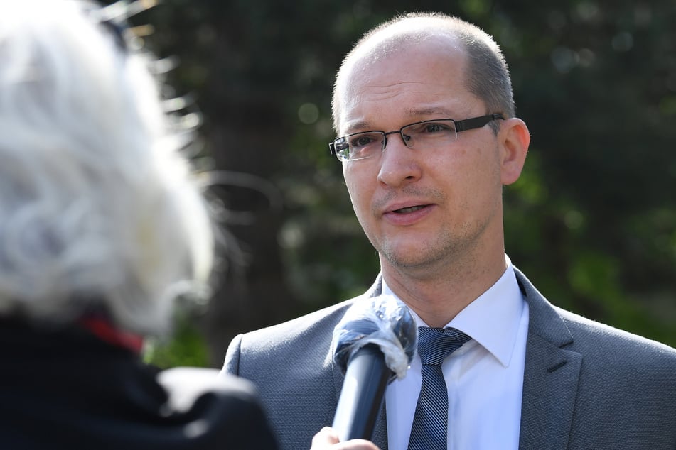 Stefan Möller (46), Landtagsabgeordneter der AfD Thüringen, spricht in ein Mikrofon. Der 46-Jährige hat eine Klage gegen die Einstufung seiner Partei als extremistisch durch den Landesverfassungsschutz nicht ausgeschlossen.