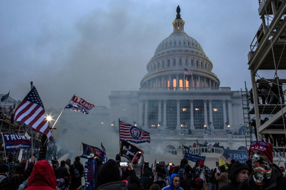 Washington D.C.: Sicherheitskräfte setzten Tränengas ein, nachdem Unterstützer von US-Präsident Trump das Kapitolgebäude gestürmt hatten.