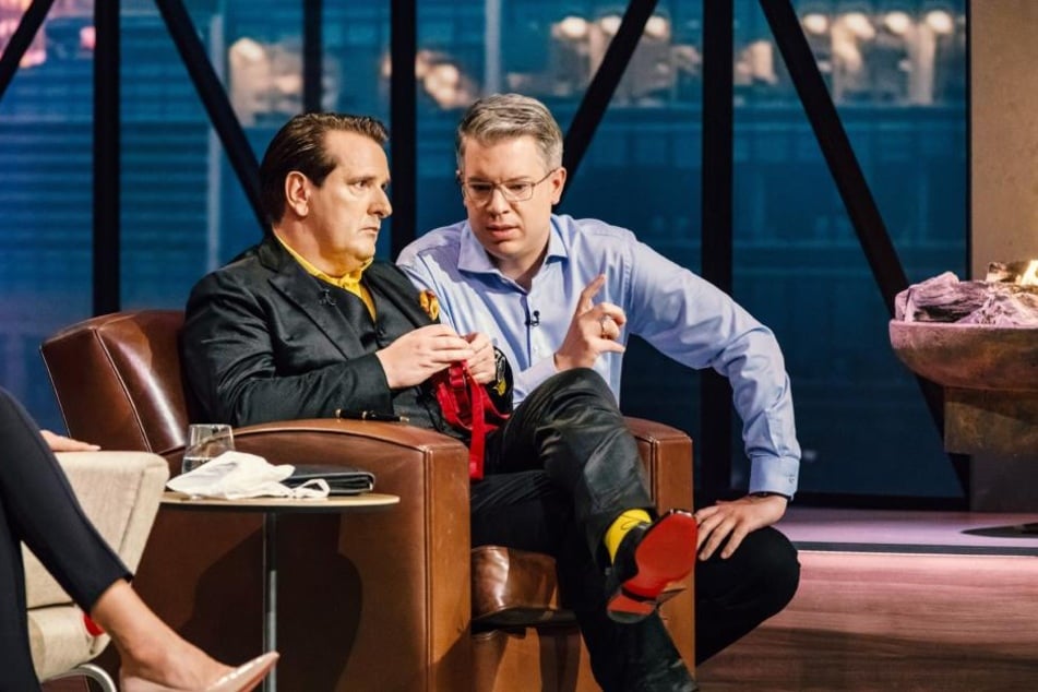 Während die anderen sich noch beraten, tüten Ralf Dümmel und Frank Thelen den Deal hinterrücks ein.