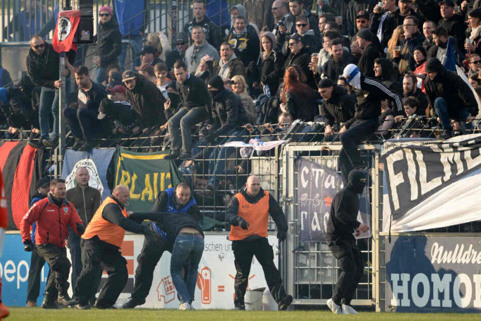Im April 2017 stürmten Energie-Fans den Rasen des Karl-Liebknecht-Stadions und versuchten den Babelsberger Block anzugreifen.
